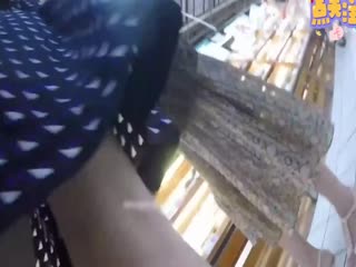 【裙底偷拍】夏天某大型超市尾随偷拍多位年轻美女裙底